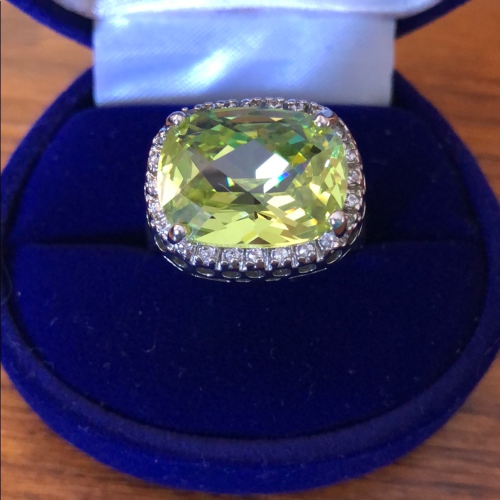 Peridot color and CZ ring silver tone Sz 7